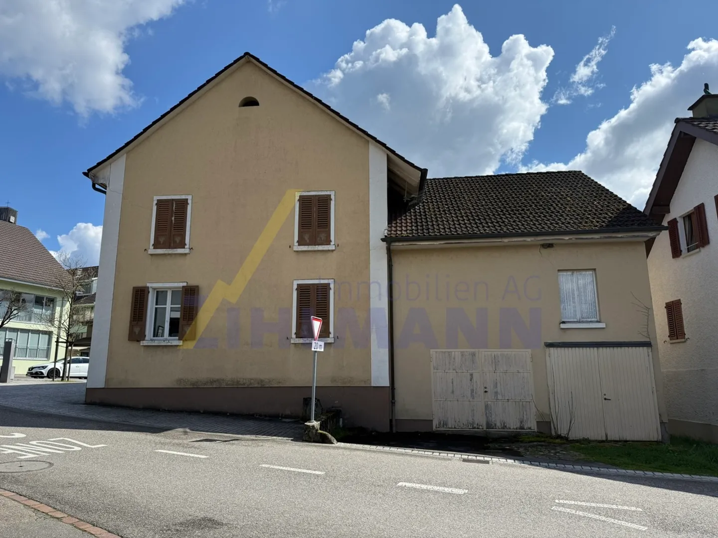 Spacious Single-Family House with Barn and Versatile Outbuildings - Photo 4 of 11
