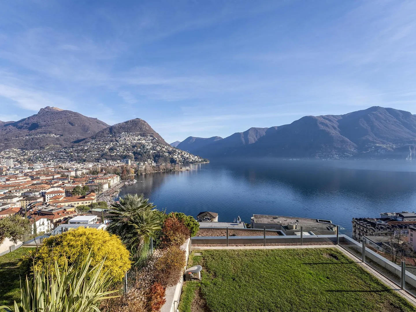 Penthouse with lake view in Central Lugano - Photo 2 of 12