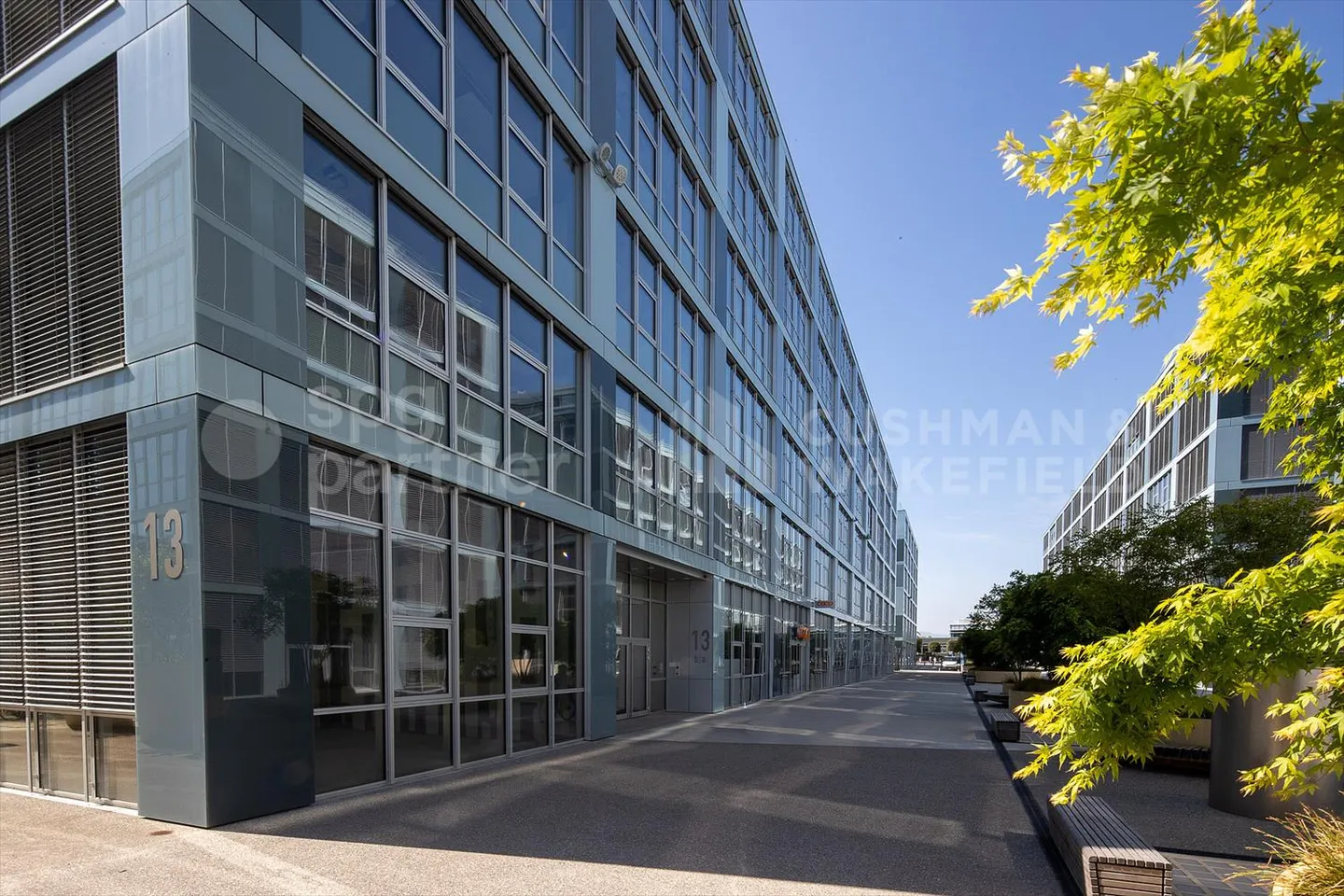 Belles surfaces industrielles et artisanales de 498 m² et 812 m² situées au rez-de-chaussée - Photo 4 sur 4