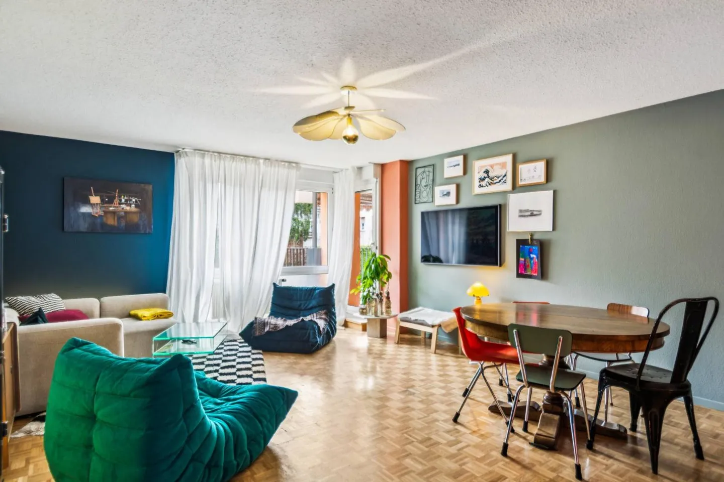 Bell'appartamento ristrutturato di 4,5 locali con terrazza e 2 posti auto - Foto 3 di 11