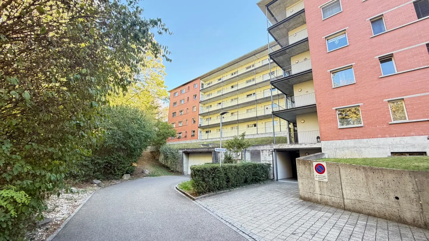 Appartamento di 5,5 stanze con grande balcone, ascensore e posto auto sotterraneo - Foto 12 di 15