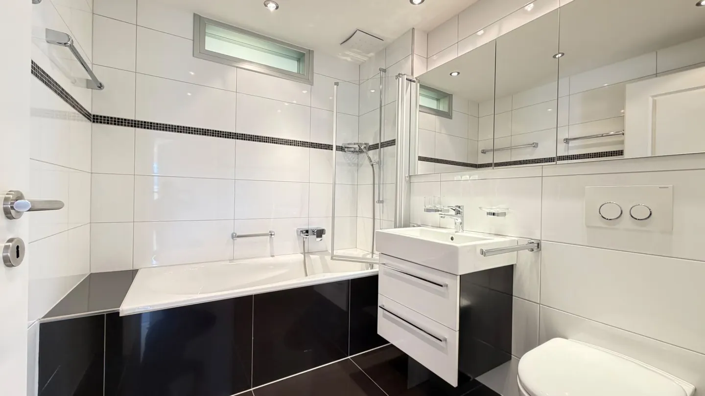 Appartamento di 5,5 stanze con grande balcone, ascensore e posto auto sotterraneo - Foto 3 di 15