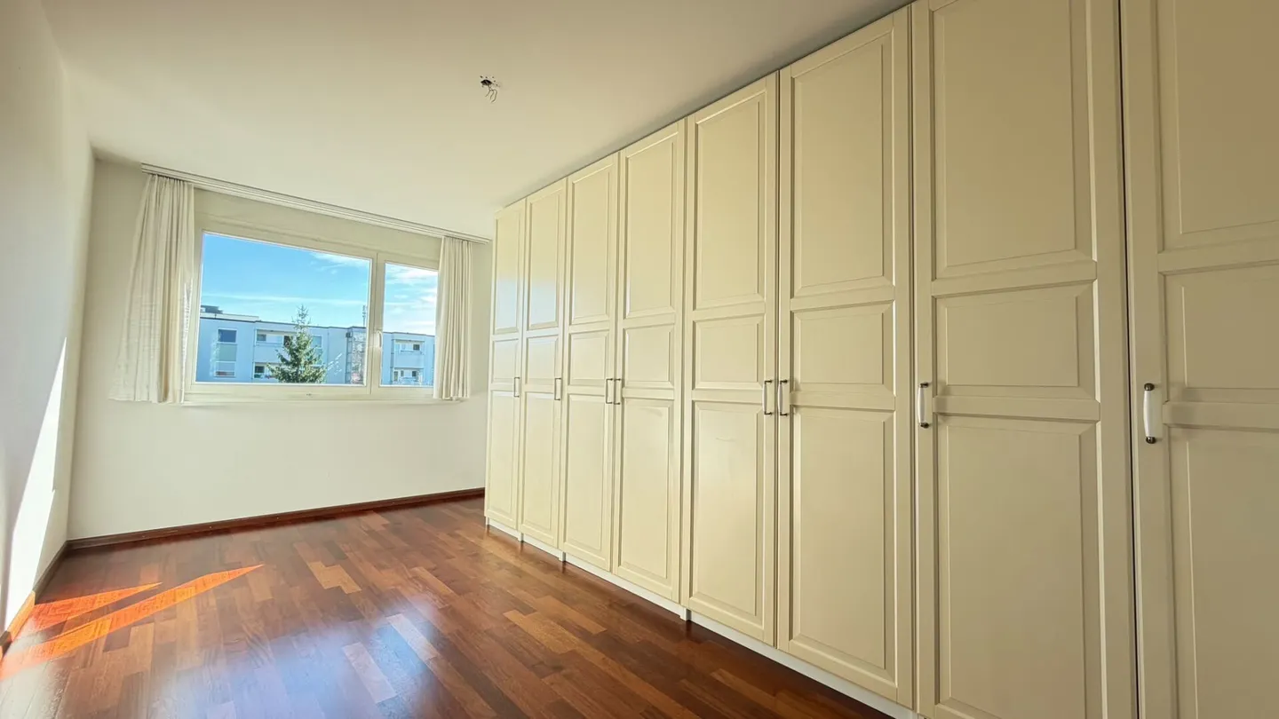 Appartamento di 5,5 stanze con grande balcone, ascensore e posto auto sotterraneo - Foto 4 di 15