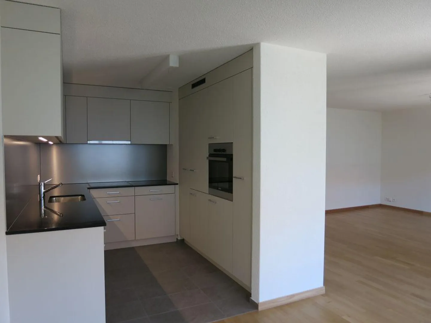 Bright 3.5-room apartment with balcony in a quiet location - Photo 3 of 13