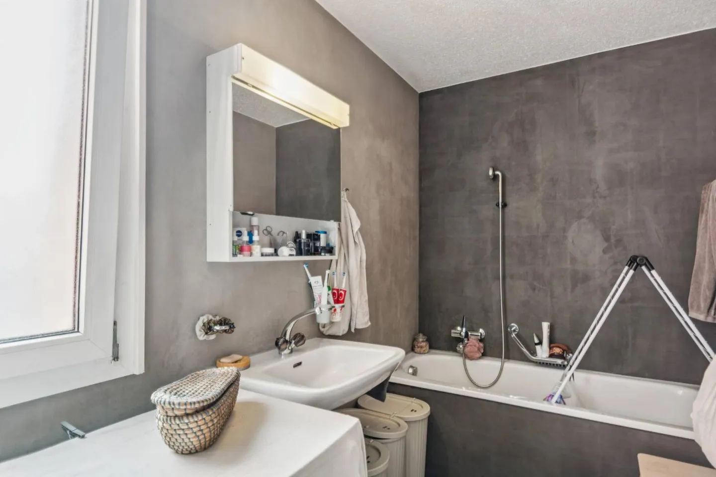 Bell'appartamento ristrutturato di 4,5 locali con terrazza e 2 posti auto - Foto 8 di 11