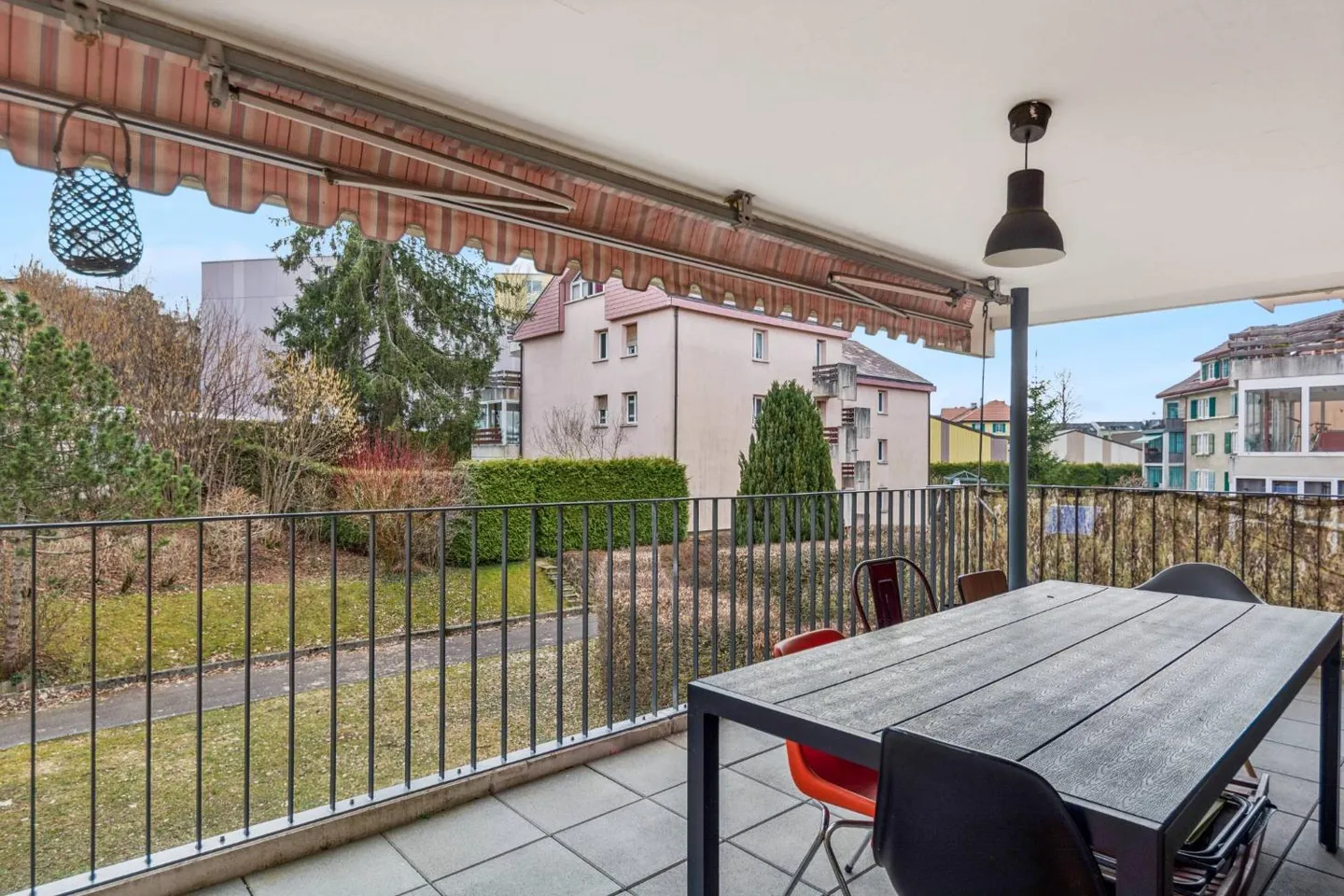 Bell'appartamento ristrutturato di 4,5 locali con terrazza e 2 posti auto - Foto 9 di 11