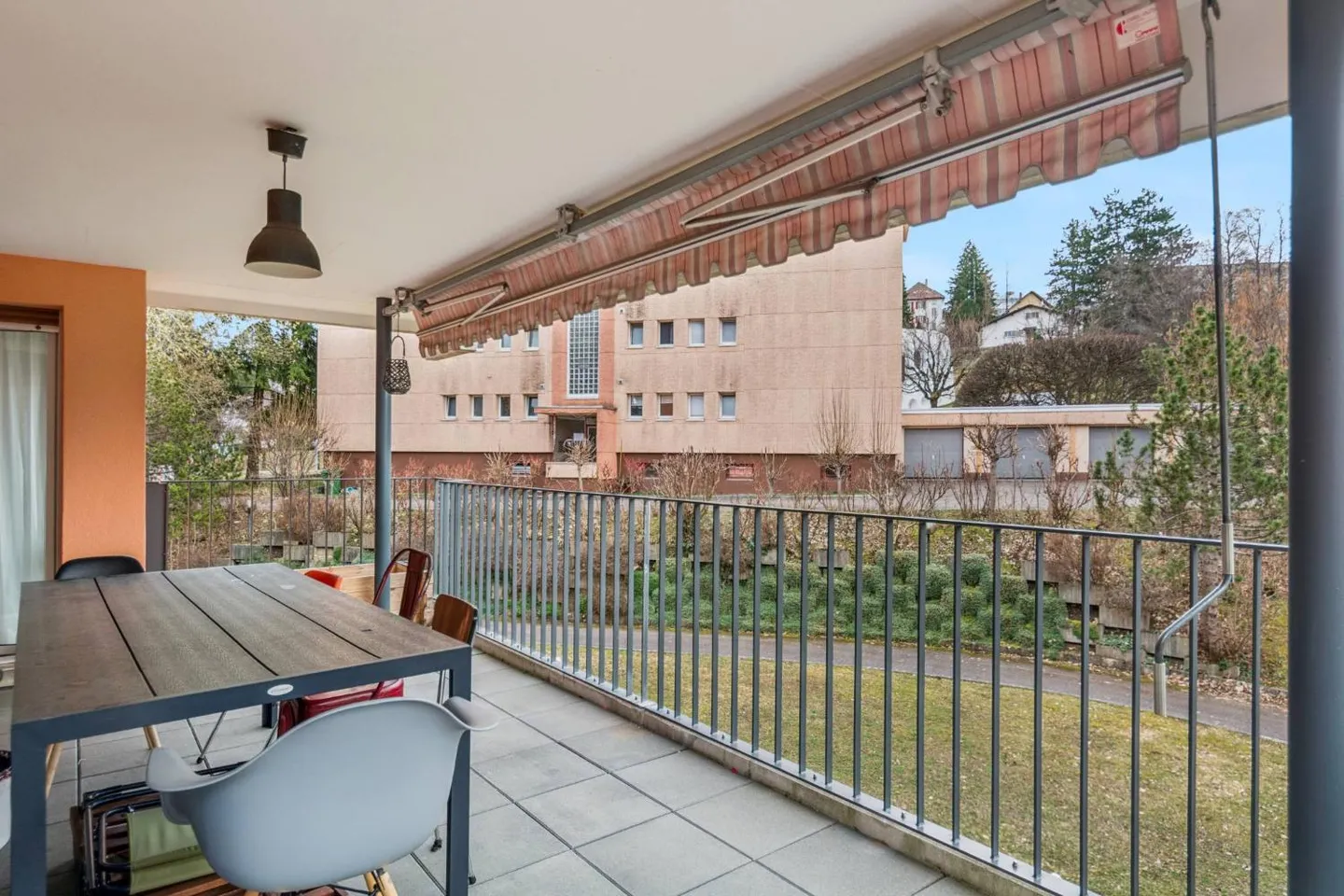 Bell'appartamento ristrutturato di 4,5 locali con terrazza e 2 posti auto - Foto 10 di 11