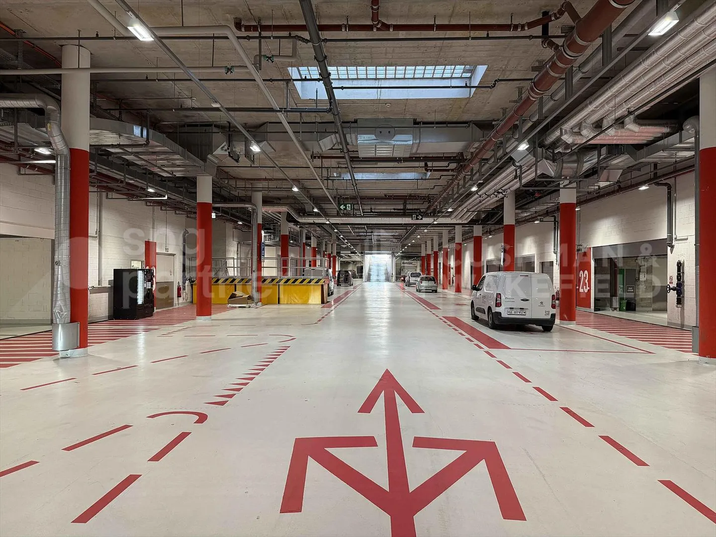 Belles surfaces industrielles et artisanales de 498 m² et 812 m² situées au rez-de-chaussée - Photo 3 sur 4