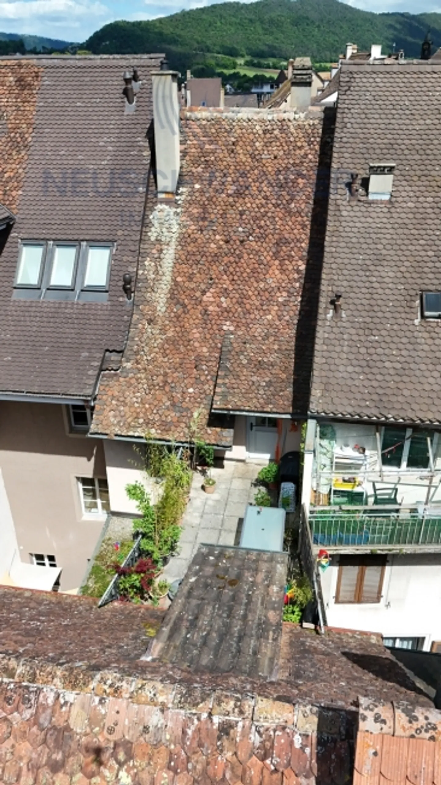 Unica passerella tra due edifici nel centro storico con giardino - Foto 2 di 20