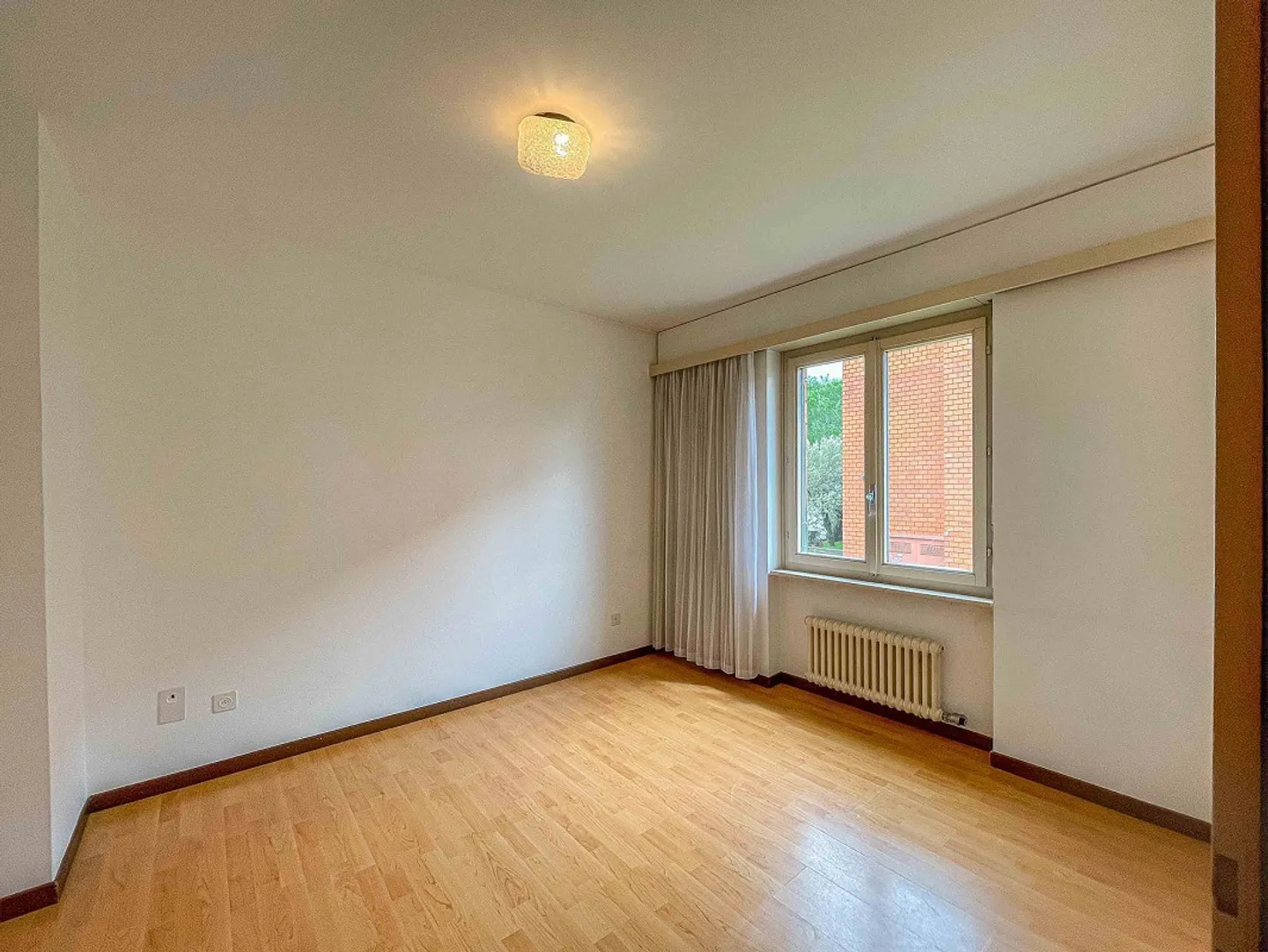 Renovation Opportunity: 3 Rooms Ideal for Investment - Photo 3 of 5
