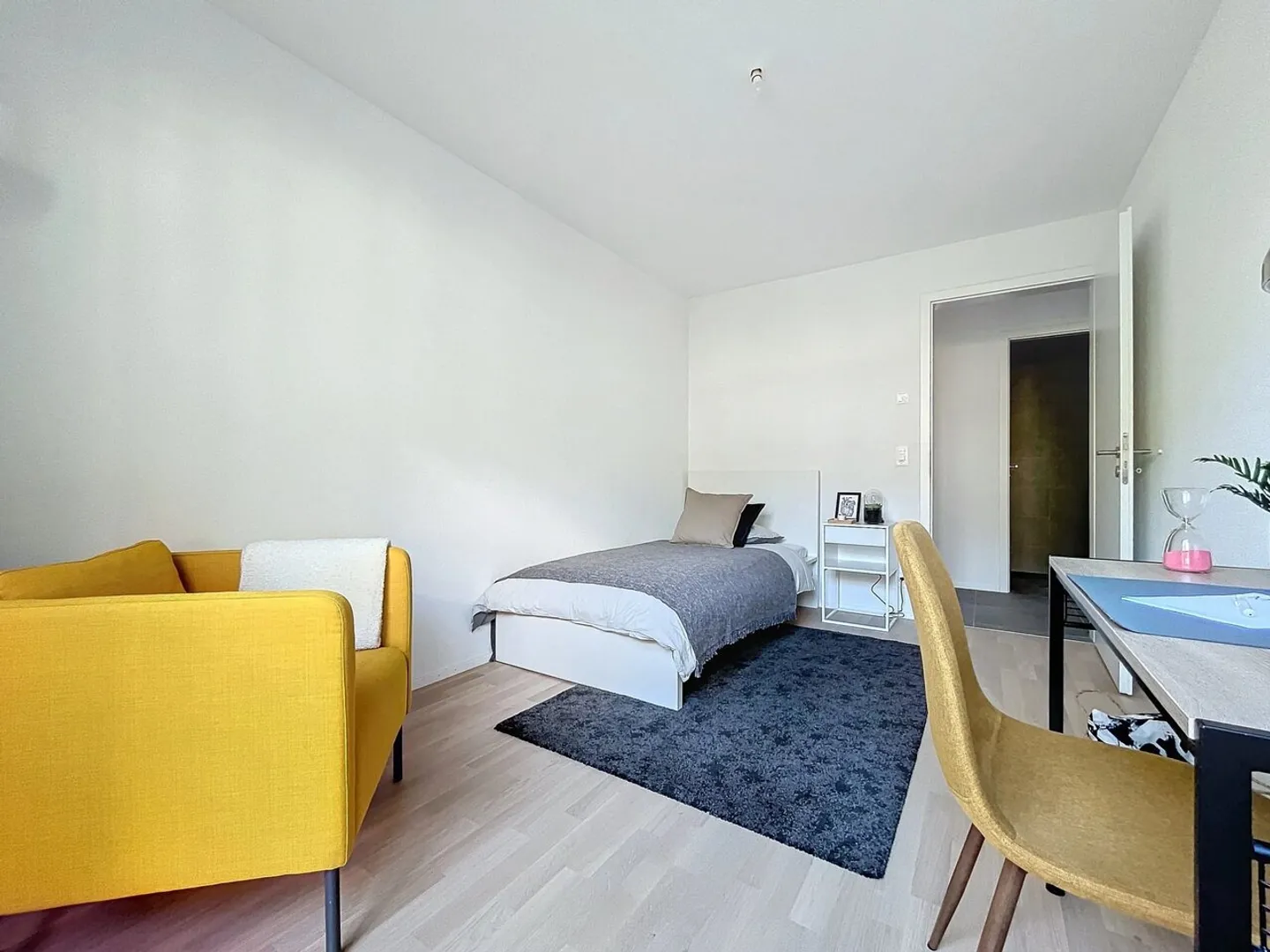 Charming Apartment with Garden - Photo 4 of 9