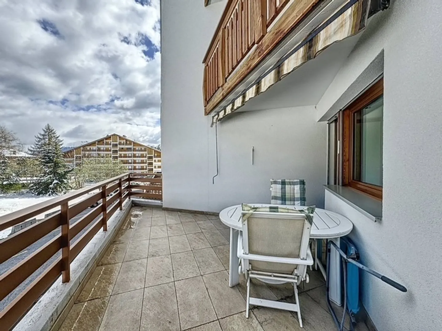 Spazioso studio di fronte agli impianti di risalita - Foto 3 di 8