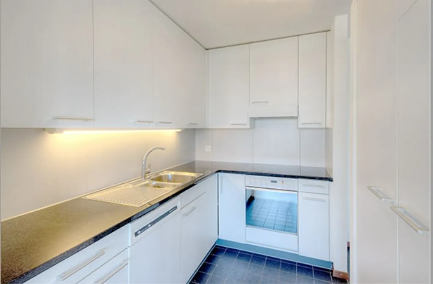 RENT WITHOUT DEPOSIT - Perfect for Singles! - Photo 2 of 4