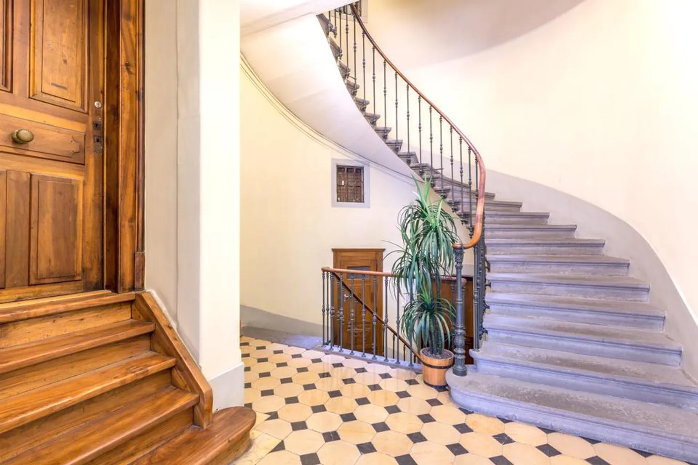 Spacious 5-Room Apartment - Photo 2 of 11