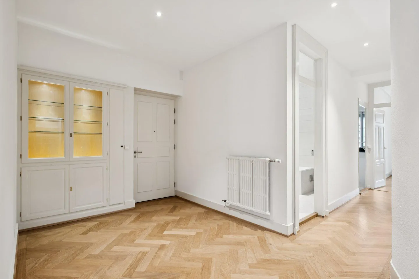 Spacious 5-Room Apartment - Photo 3 of 11