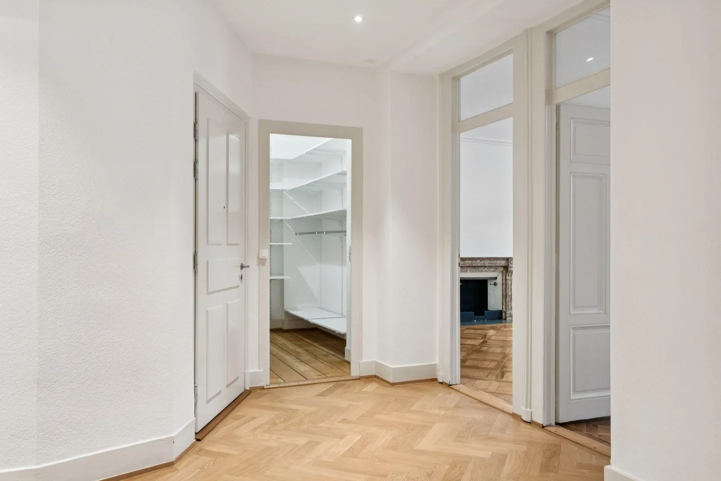 Spacious 5-Room Apartment - Photo 4 of 11