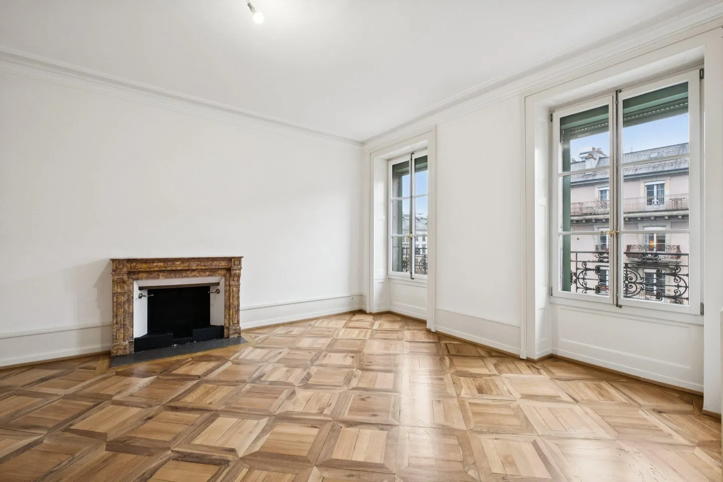 Spacious 5-Room Apartment - Photo 8 of 11