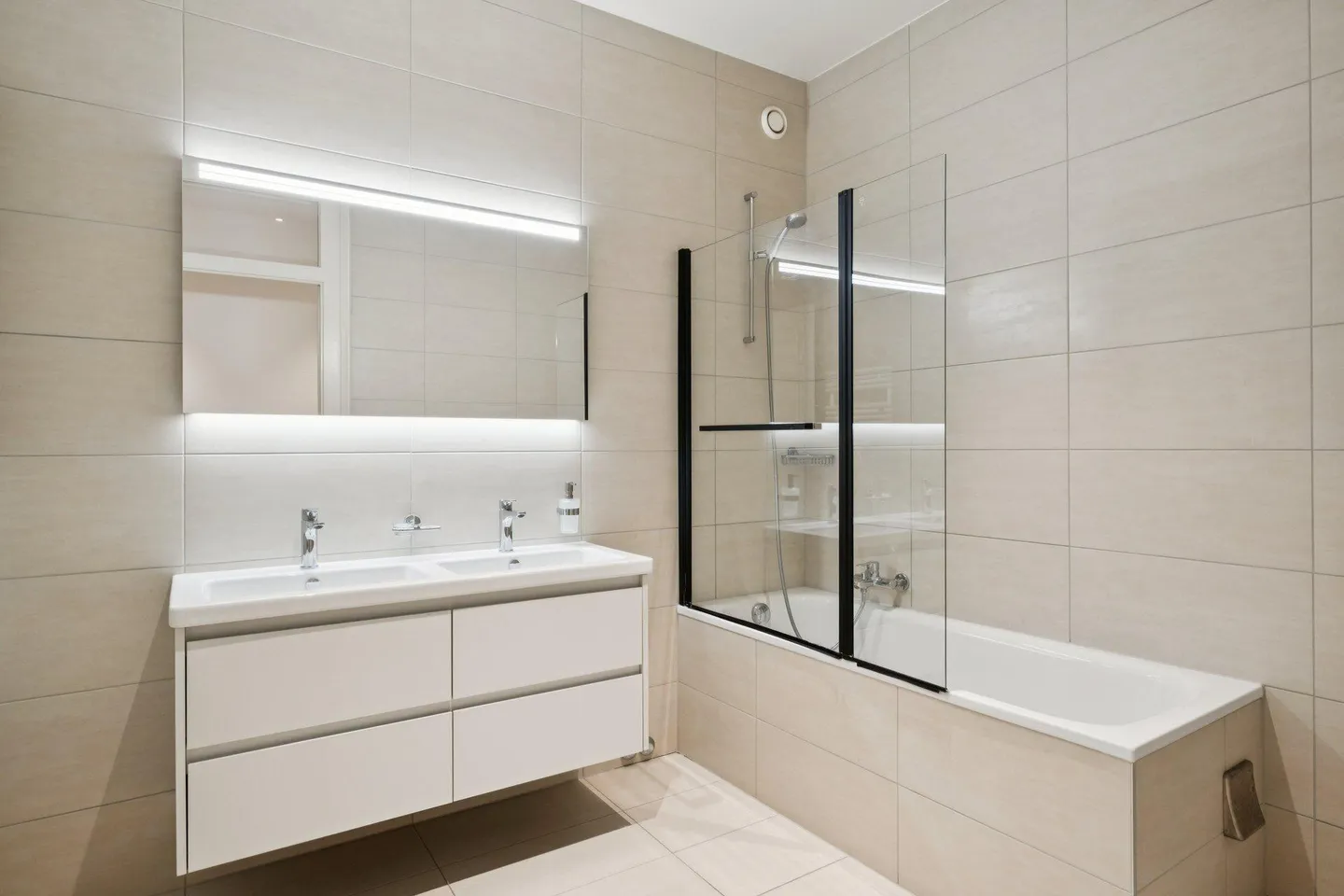 Spacious 5-Room Apartment - Photo 9 of 11