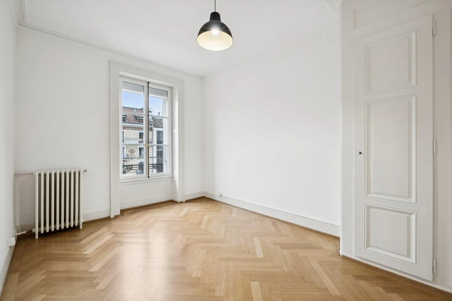 Spacious 5-Room Apartment - Photo 10 of 11