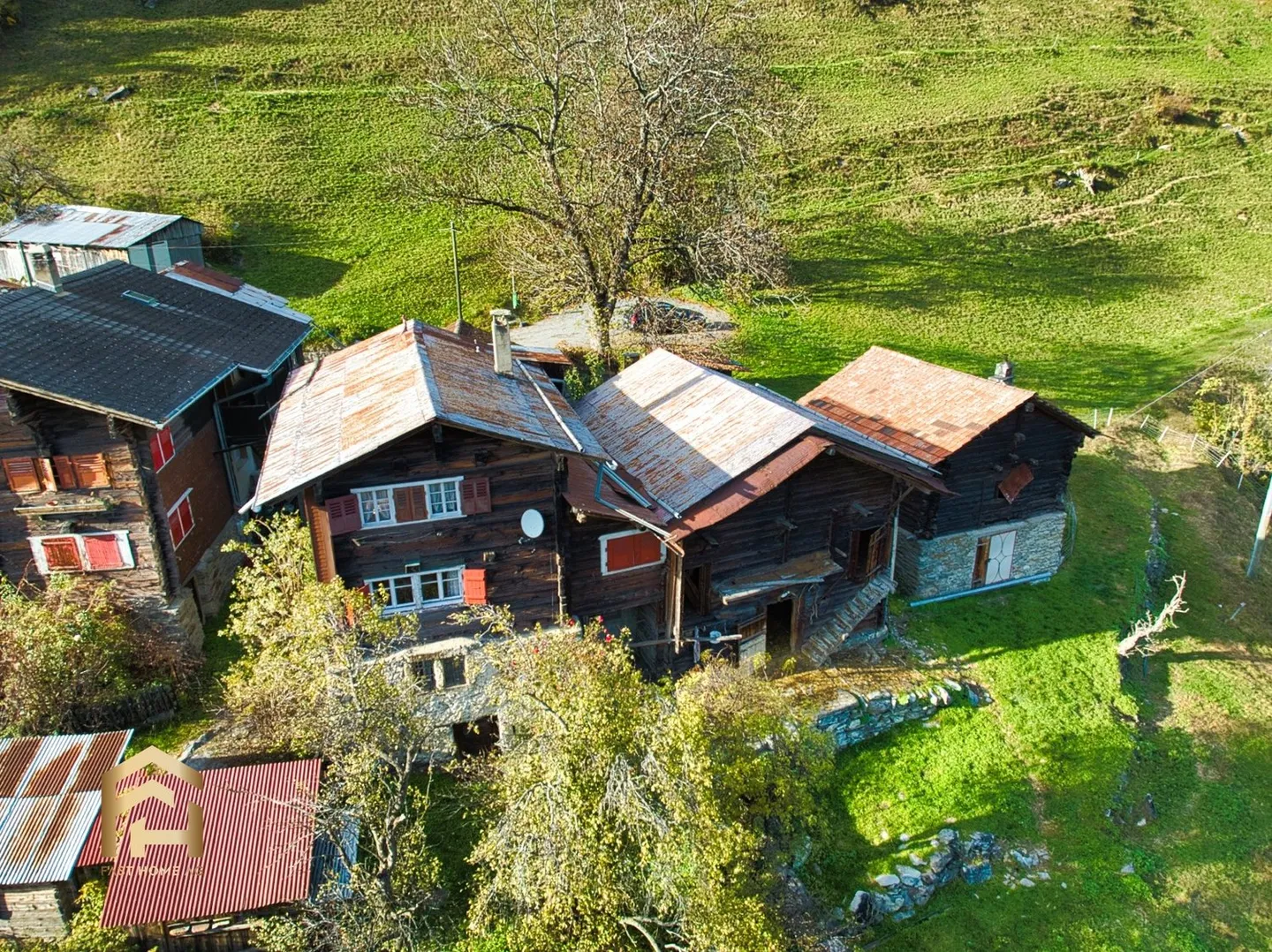 Proprietà affascinante con diversi annessi per una progettazione individuale - Foto 1 di 13
