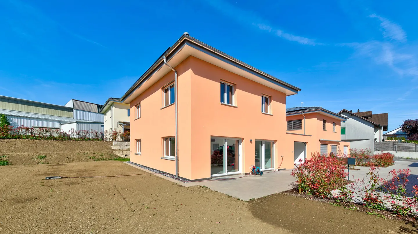 Casa unifamiliare di nuova costruzione con 5 ½ stanze e cucina da sogno, molto spazio per i vostri bambini nel grande giardino, ecc. - Foto 3 di 10