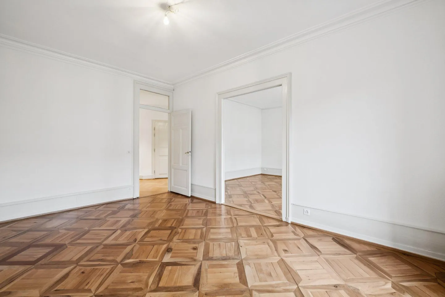 Spacious 5-Room Apartment - Photo 6 of 11