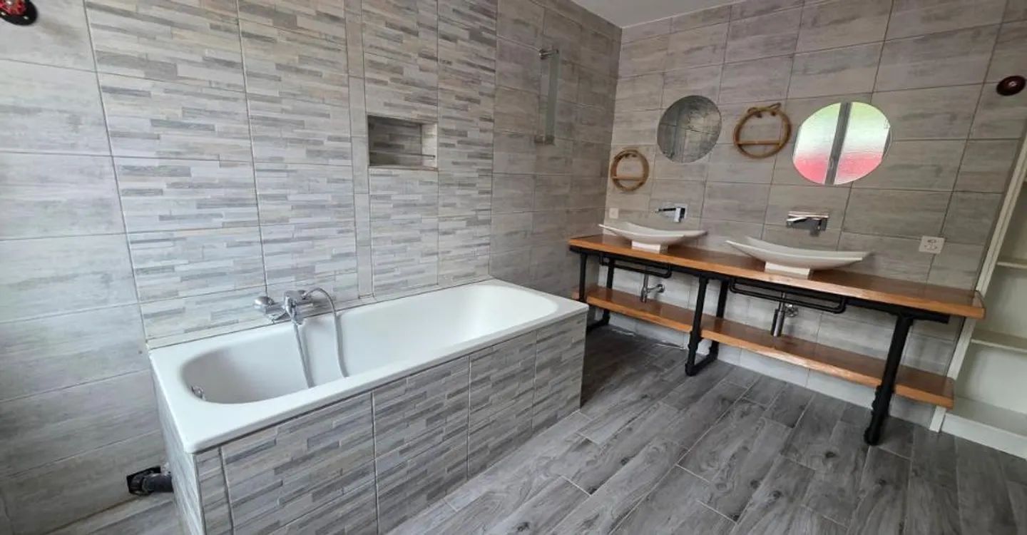 Maison jumelée composée de 5 appartements entièrement rénovés - Photo 11 of 12