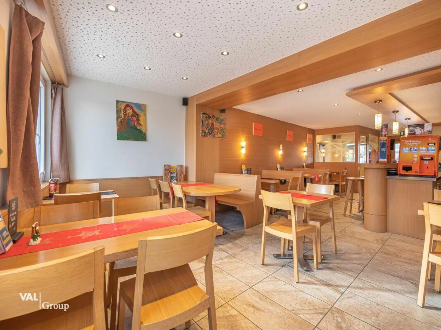 Charming and warm café bar restaurant in Borzuat - Photo 4 of 10