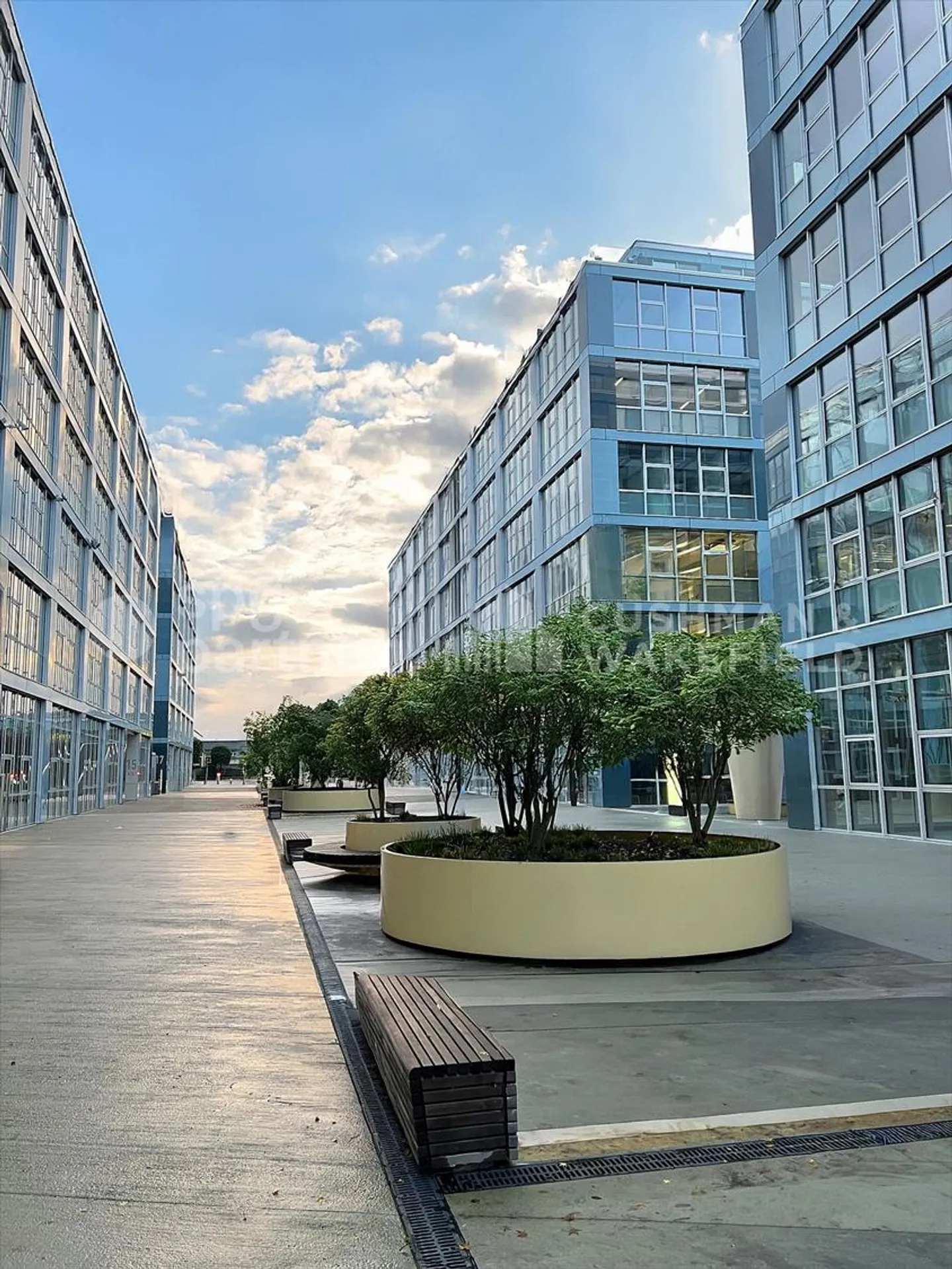 Belles surfaces industrielles et artisanales de 498 m² et 812 m² situées au rez-de-chaussée - Photo 1 sur 4