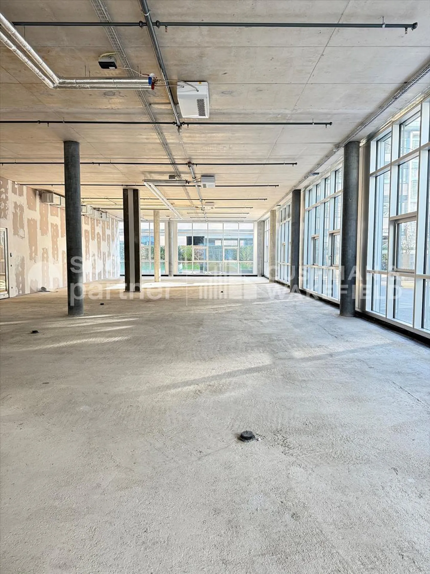 Belles surfaces industrielles et artisanales de 498 m² et 812 m² situées au rez-de-chaussée - Photo 2 sur 4