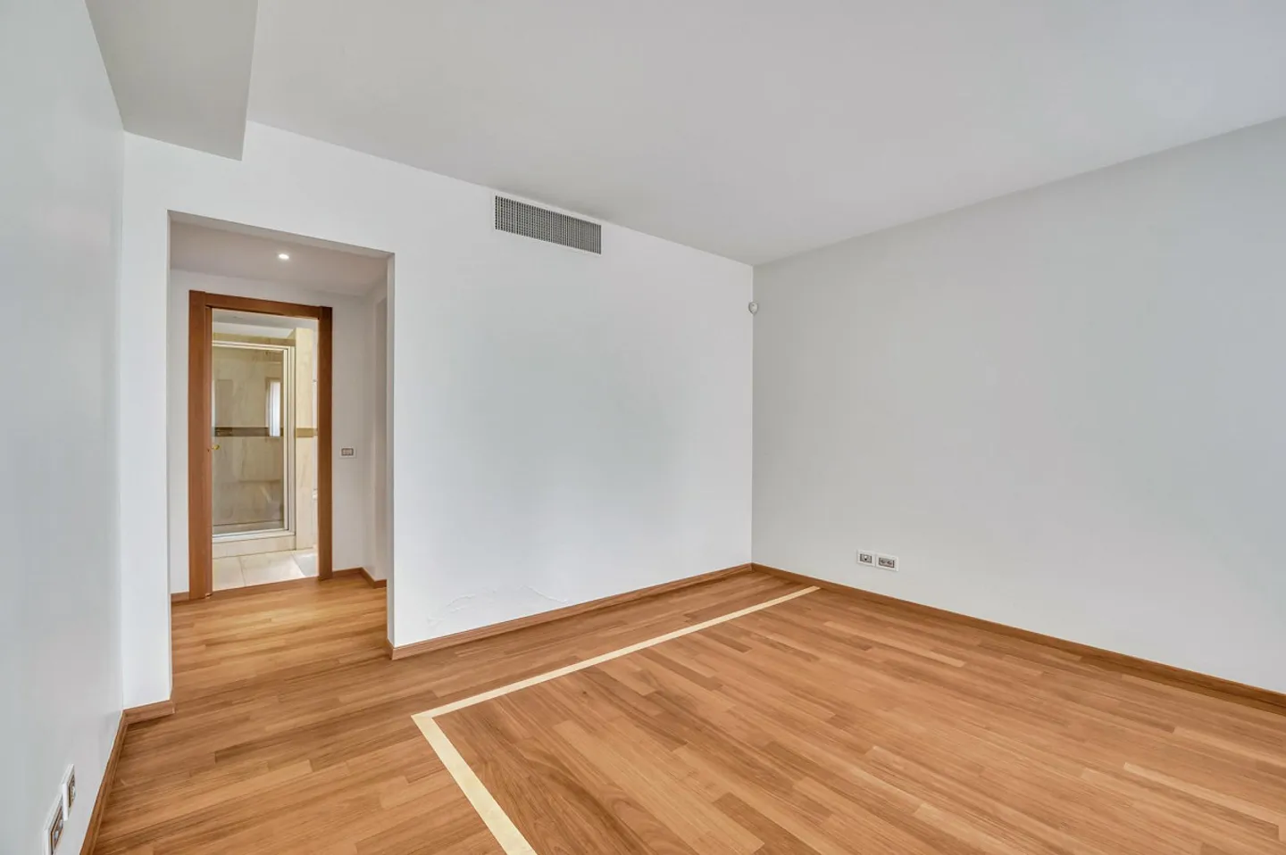 BRIGHT 4.5-ROOM APARTMENT WITH LAKE VIEW IN LUGANO-CENTER - Photo 2 of 11