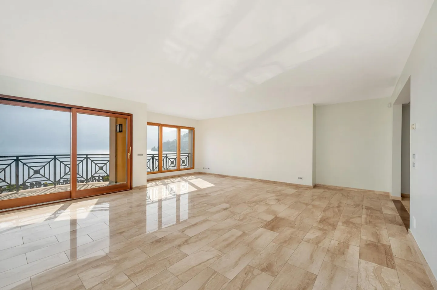 BRIGHT 4.5-ROOM APARTMENT WITH LAKE VIEW IN LUGANO-CENTER - Photo 3 of 11
