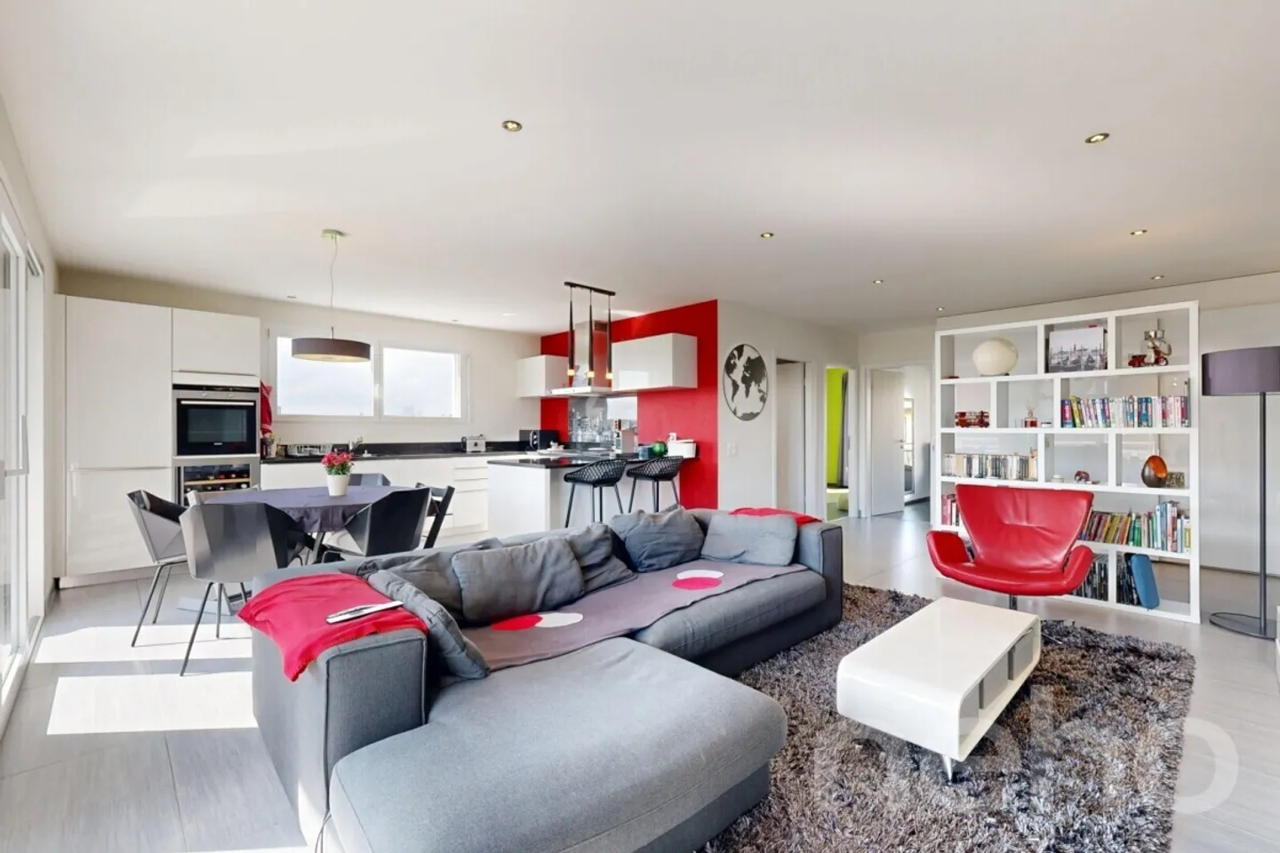 Superb 3.5-room apartment very bright with 2 balconies - Photo 2 of 13