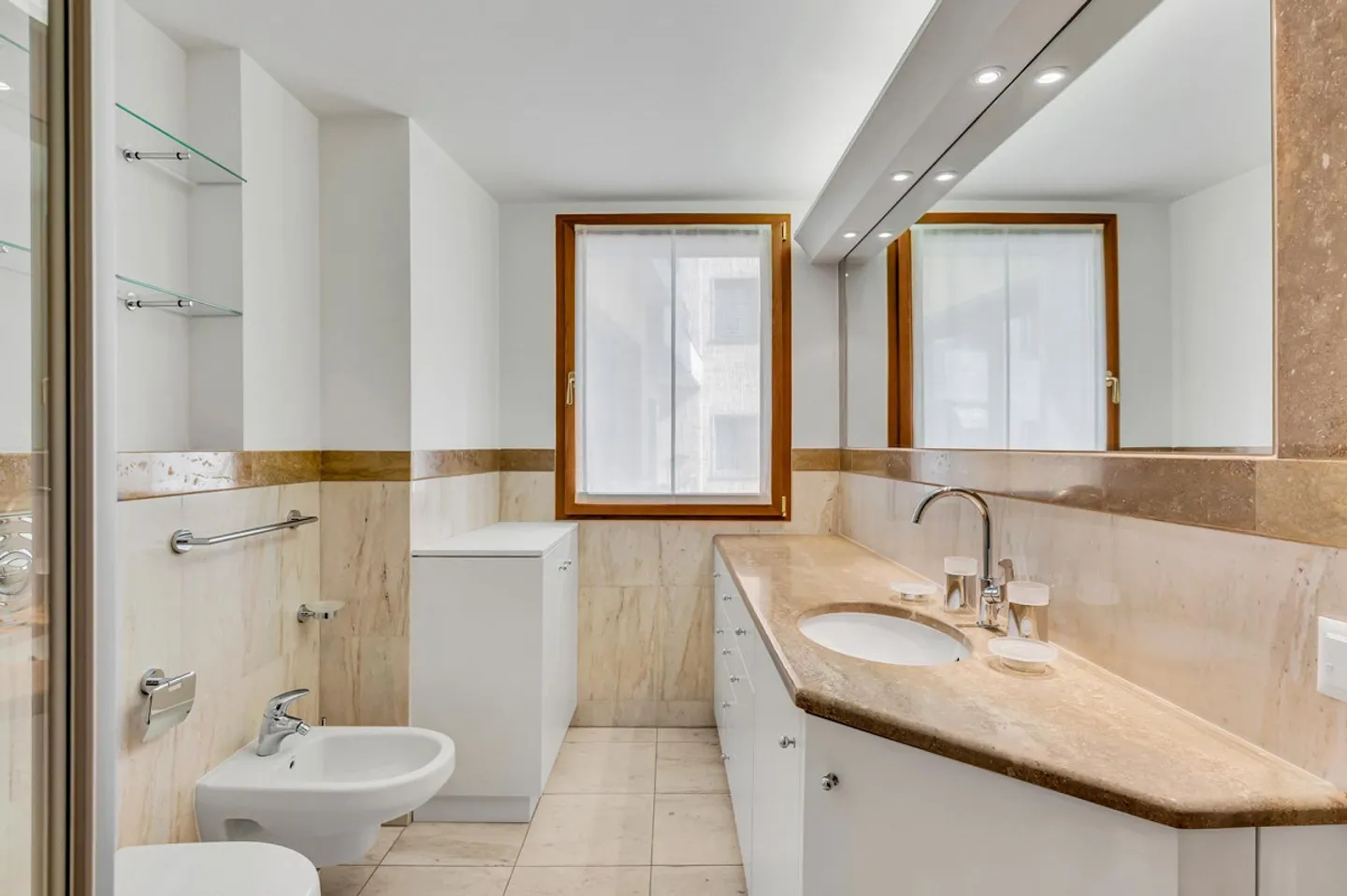 BRIGHT 4.5-ROOM APARTMENT WITH LAKE VIEW IN LUGANO-CENTER - Photo 9 of 11