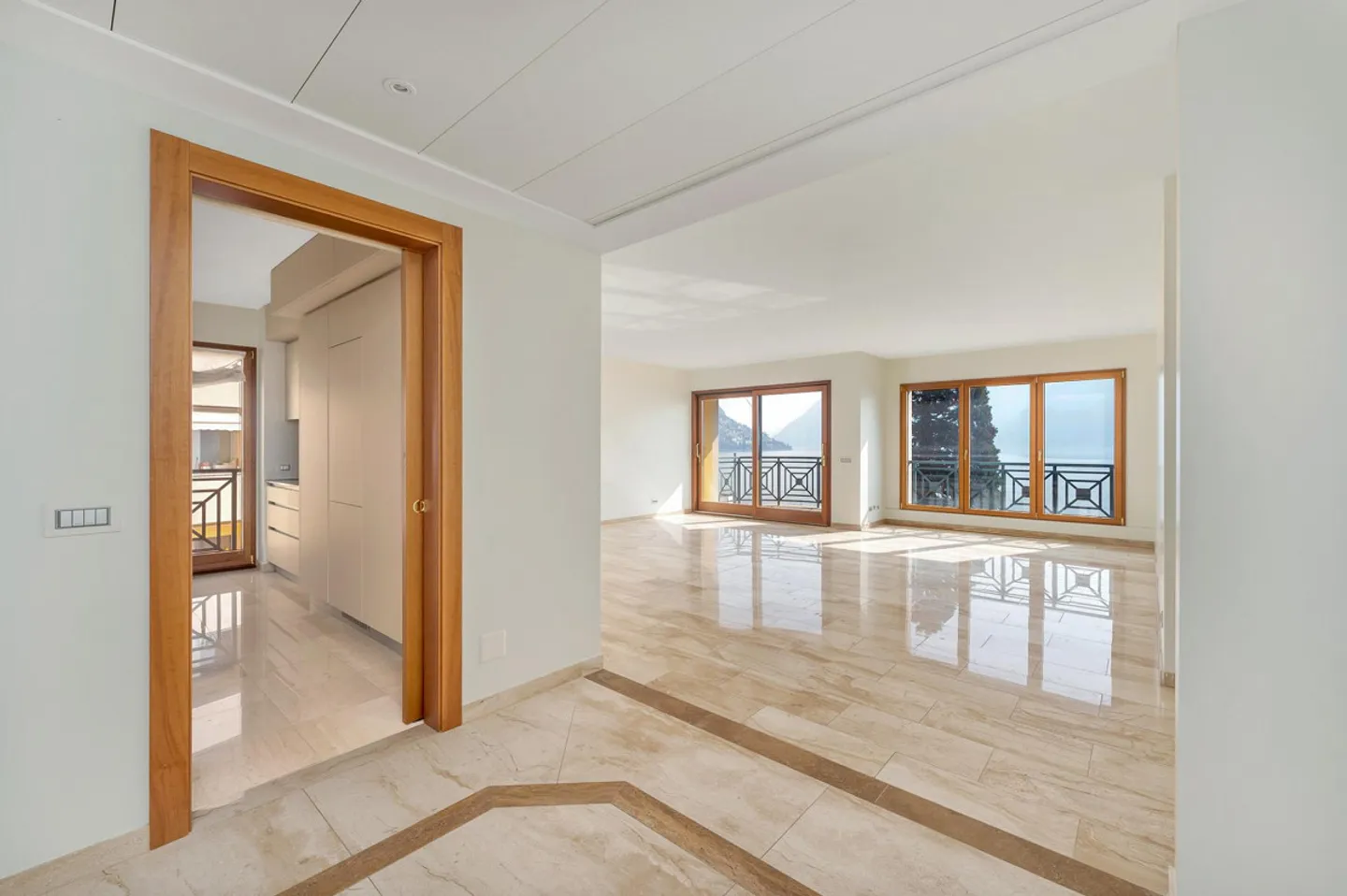 BRIGHT 4.5-ROOM APARTMENT WITH LAKE VIEW IN LUGANO-CENTER - Photo 4 of 11