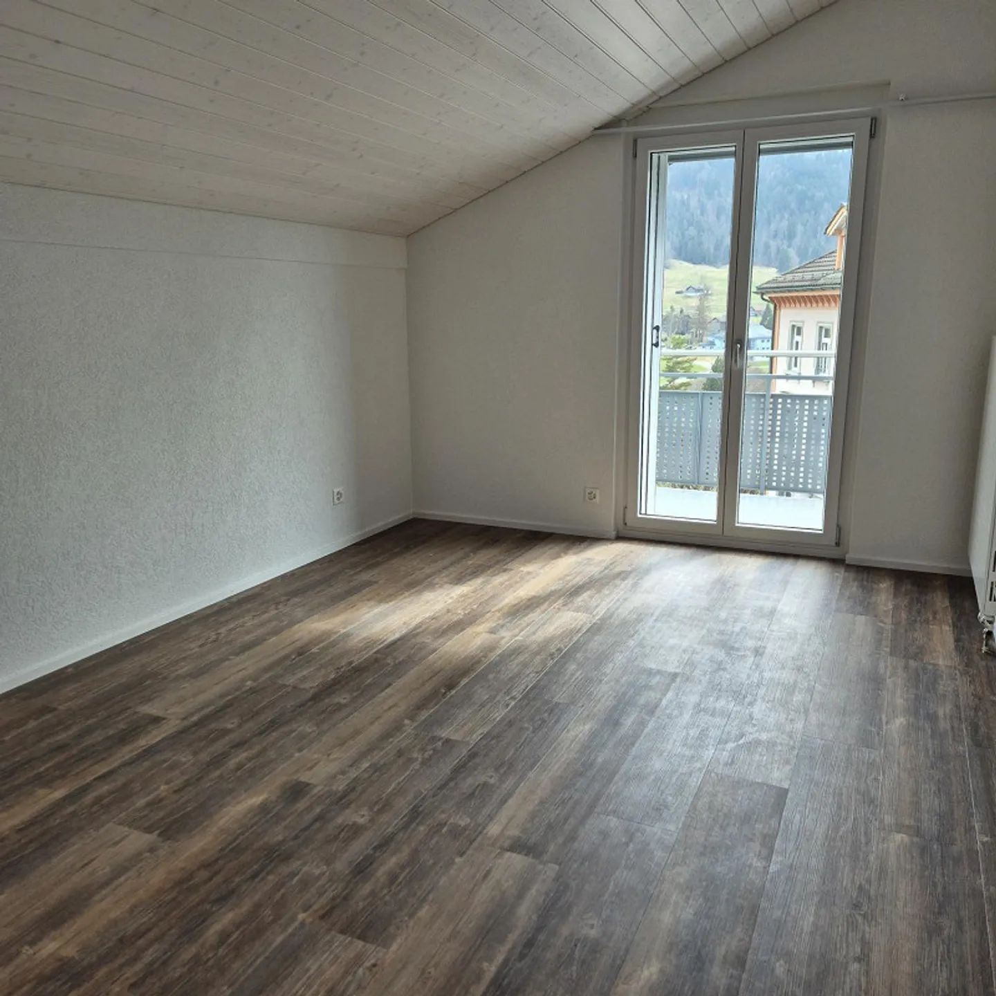 Appartamento ristrutturato di 4,5 stanze più grande stanza hobby. - Foto 3 di 7