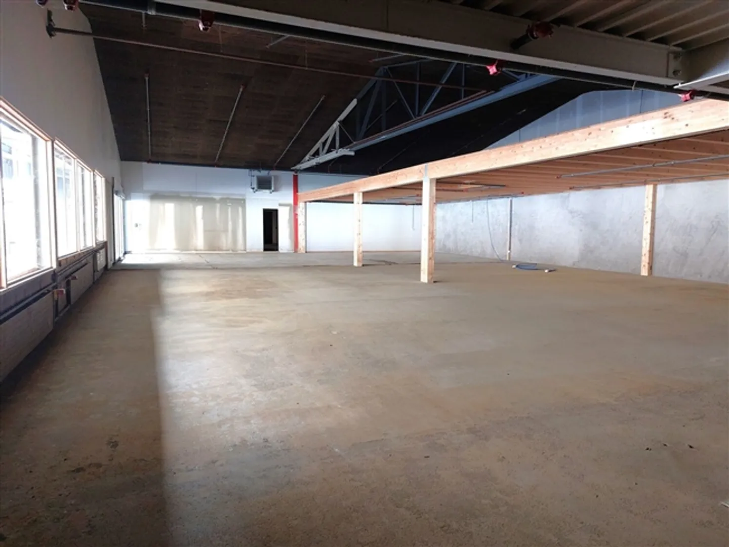 Commercial Space 799 m2 – Multiple Parking Spaces – Height 4.5 - Photo 1 of 7