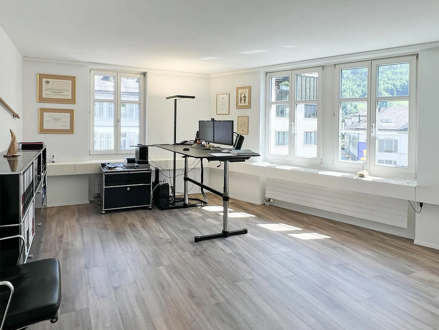 Spazio commerciale rappresentativo nel cuore di Glarus - Foto 3 di 8