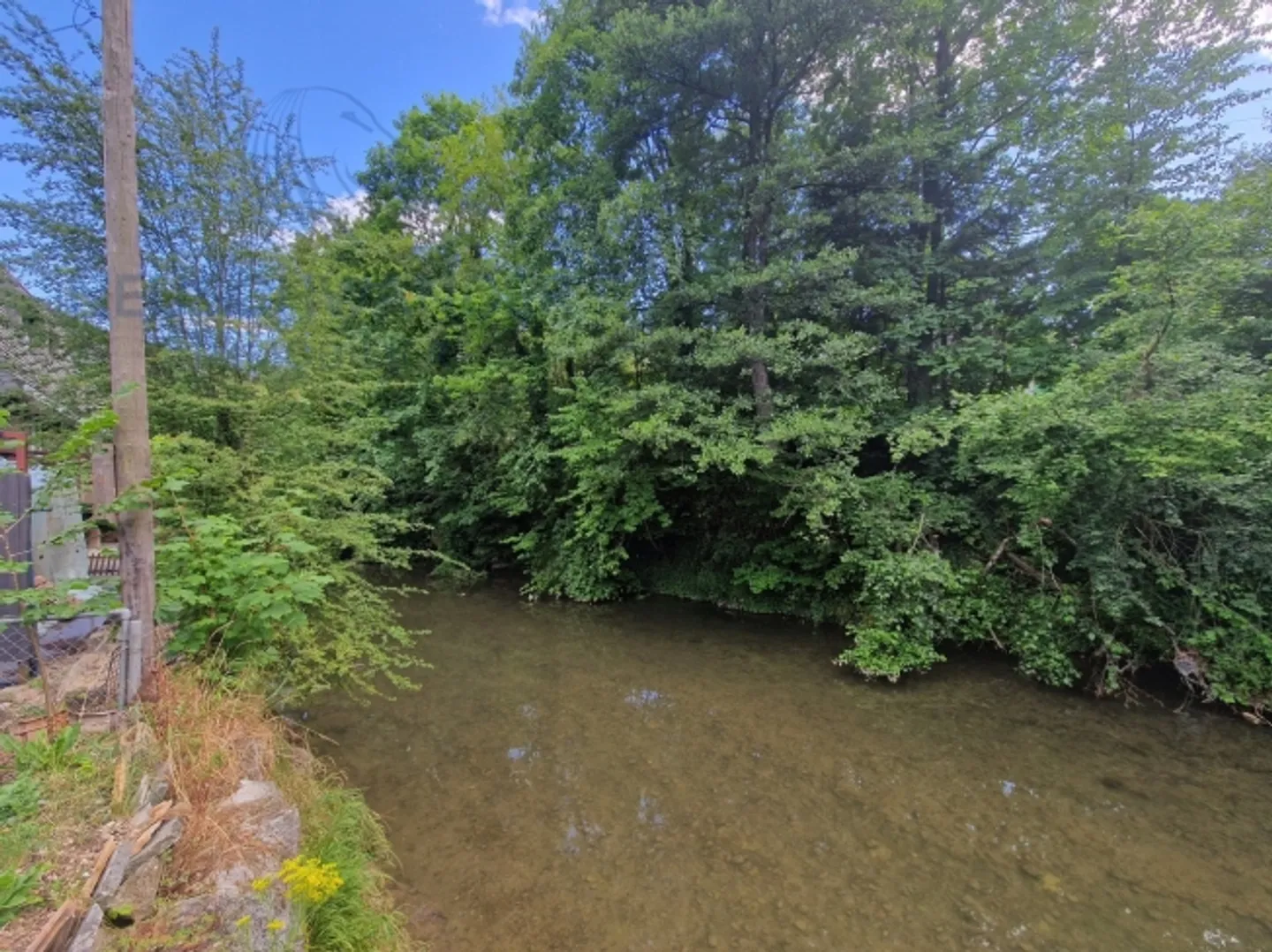 «Grande et belle parcelle au bord de la rivière» - Photo 3 sur 6