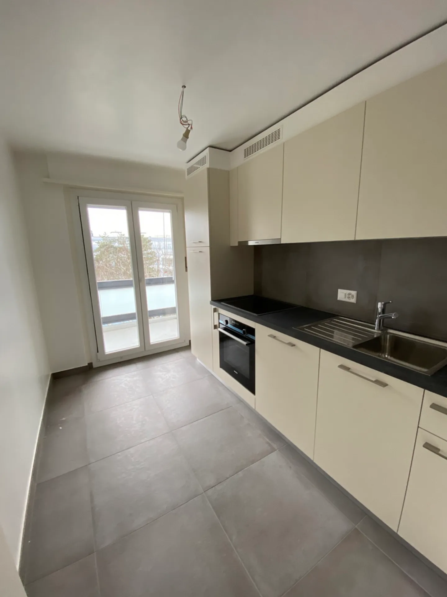 3.5 Room Apartment - Photo 2 of 7