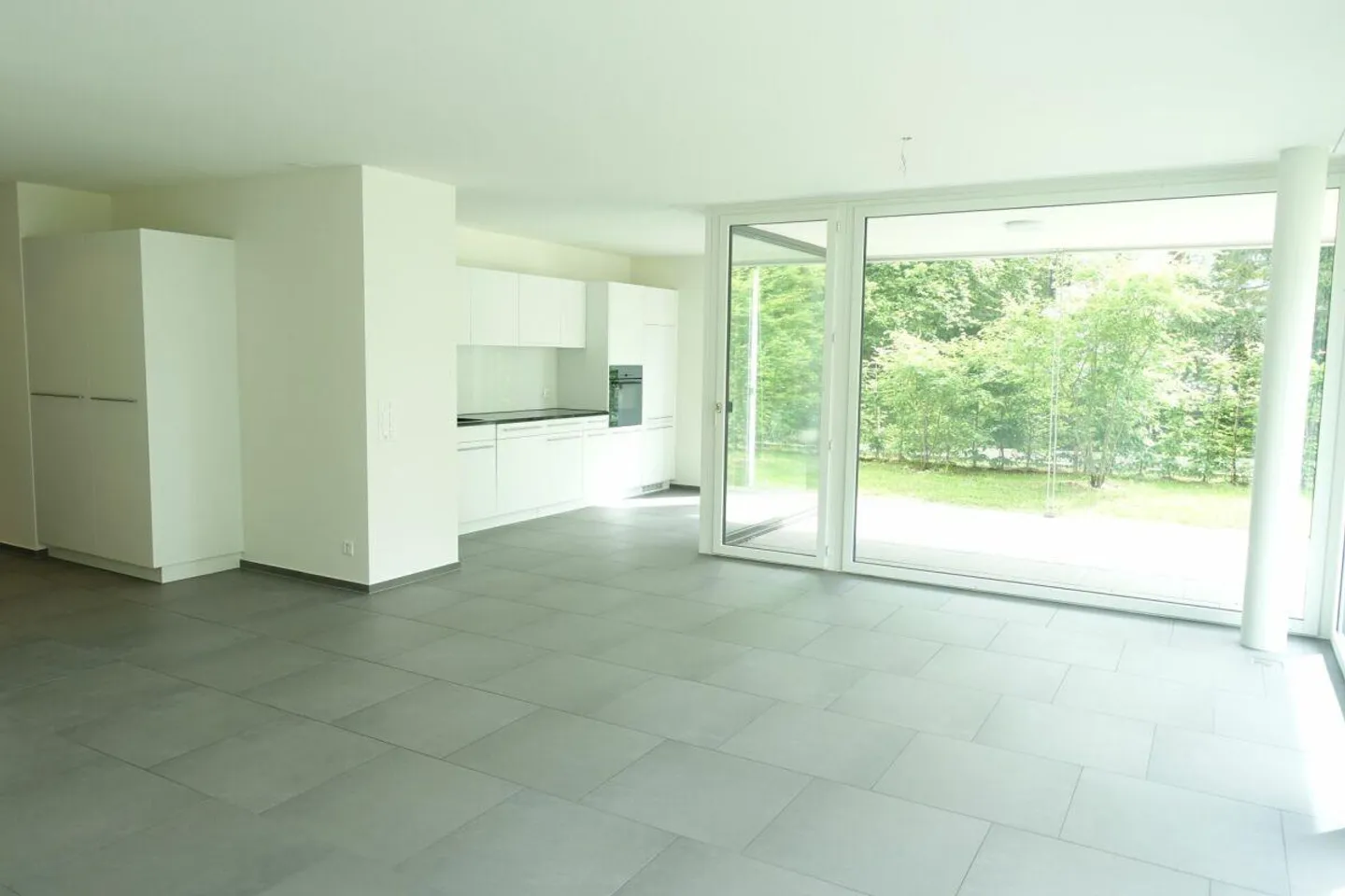 Moderne, lichtdurchflutete 4.5-Zimmer-Garten-Wohnung im beliebten Wohnquartier - Photo 2 of 8