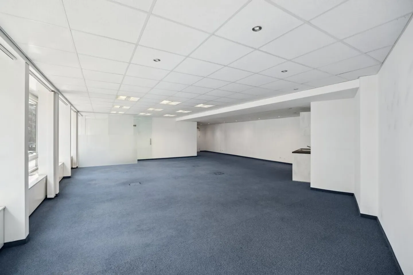 Bureau spacieux de 135m2 dans un emplacement central ! - Photo 3 sur 9