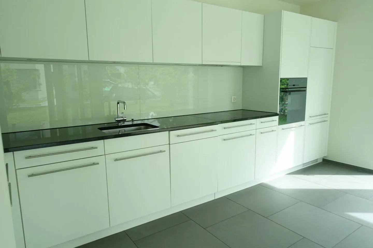 Moderne, lichtdurchflutete 4.5-Zimmer-Garten-Wohnung im beliebten Wohnquartier - Photo 3 of 8