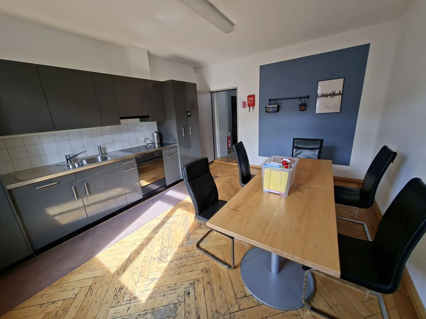 Furnished, bright shared room - central, modern and all-inclusive, 3rd floor room no. 2 - Photo 3 of 7