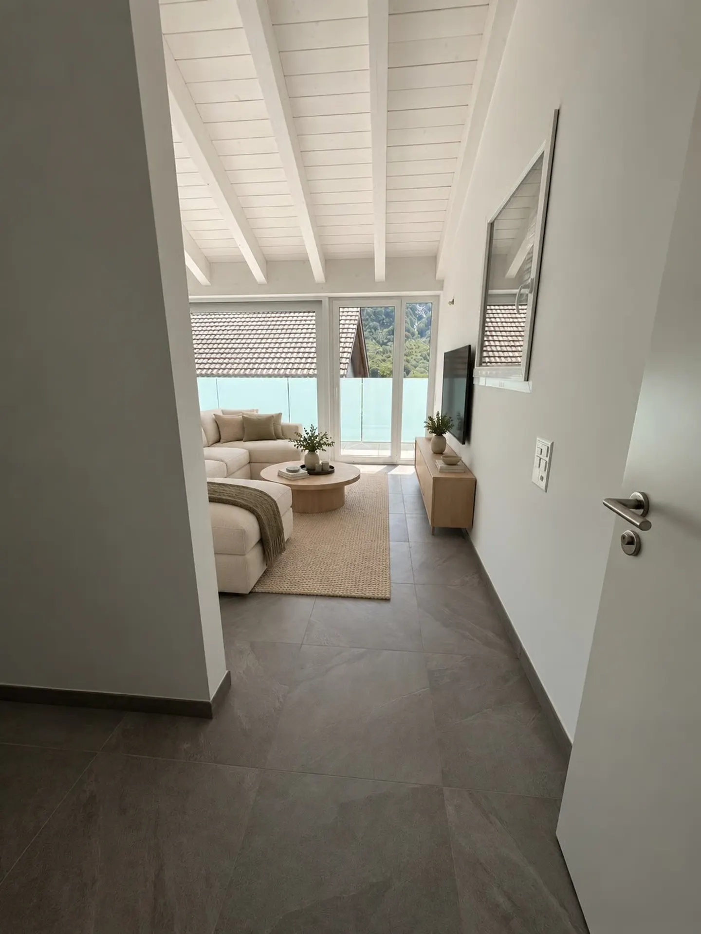 Modernes Dachgeschossapartment mit 4,5 Zimmern in Cama - sofort verfügbar - Foto 2 von 16