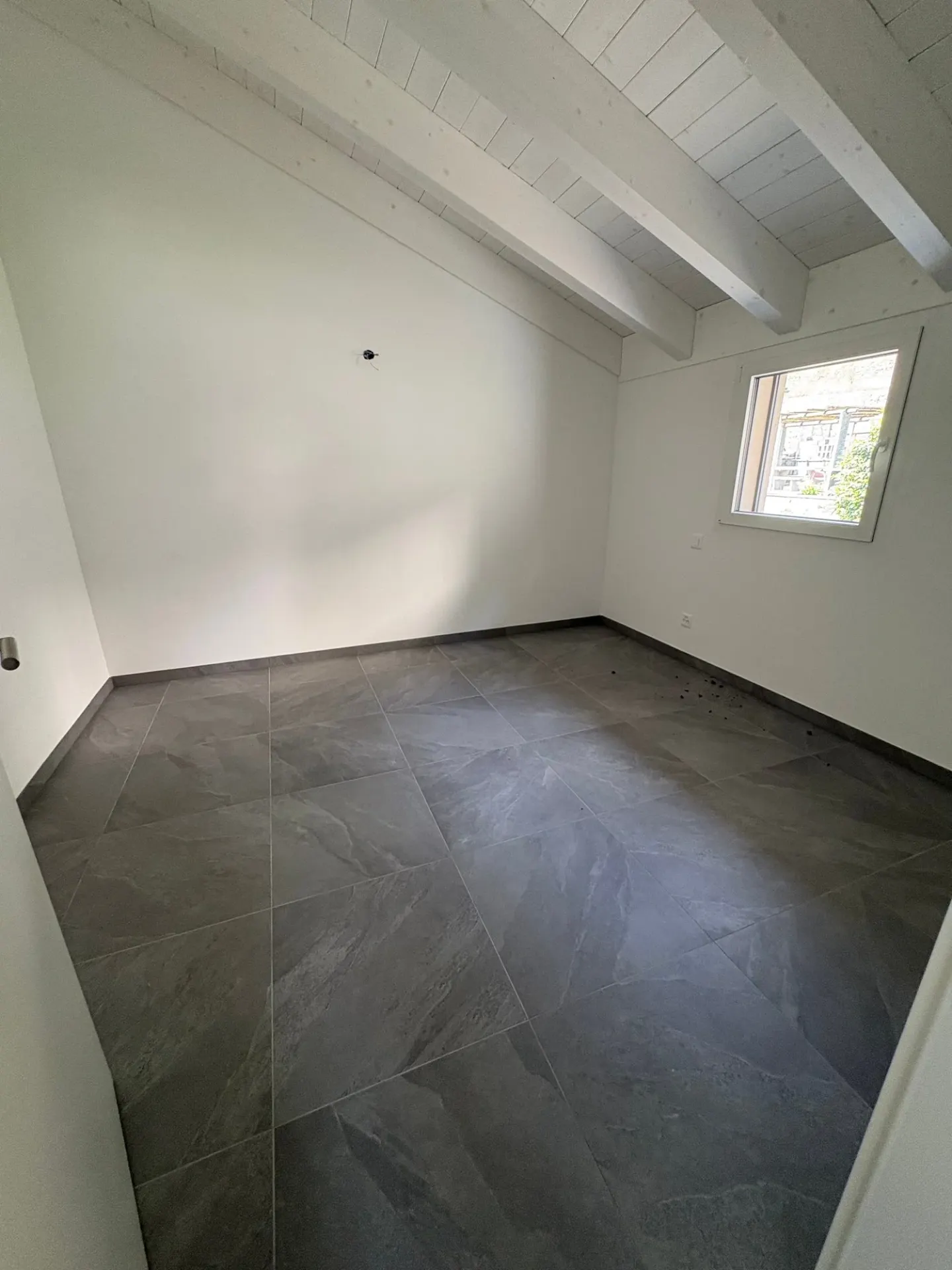 Modernes Dachgeschossapartment mit 4,5 Zimmern in Cama - sofort verfügbar - Foto 11 von 16