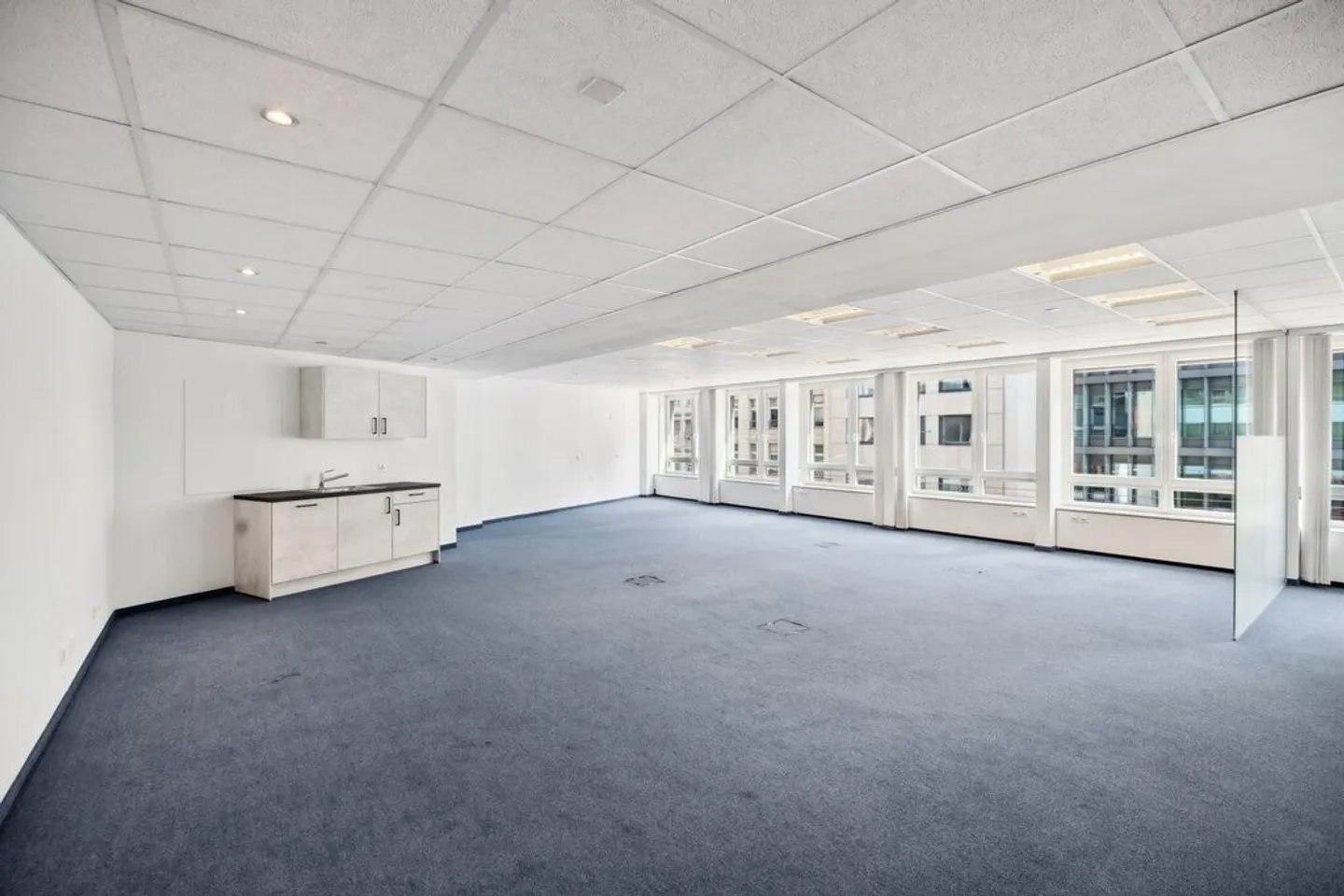 Bureau spacieux de 135m2 dans un emplacement central ! - Photo 4 sur 9