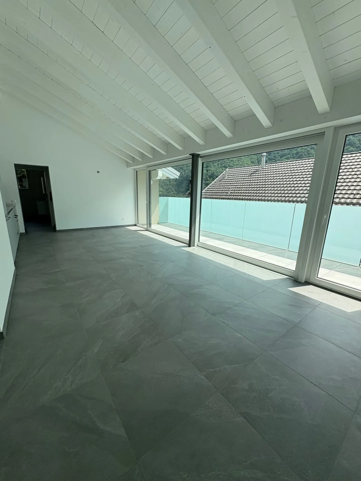 Modernes Dachgeschossapartment mit 4,5 Zimmern in Cama - sofort verfügbar - Foto 5 von 16