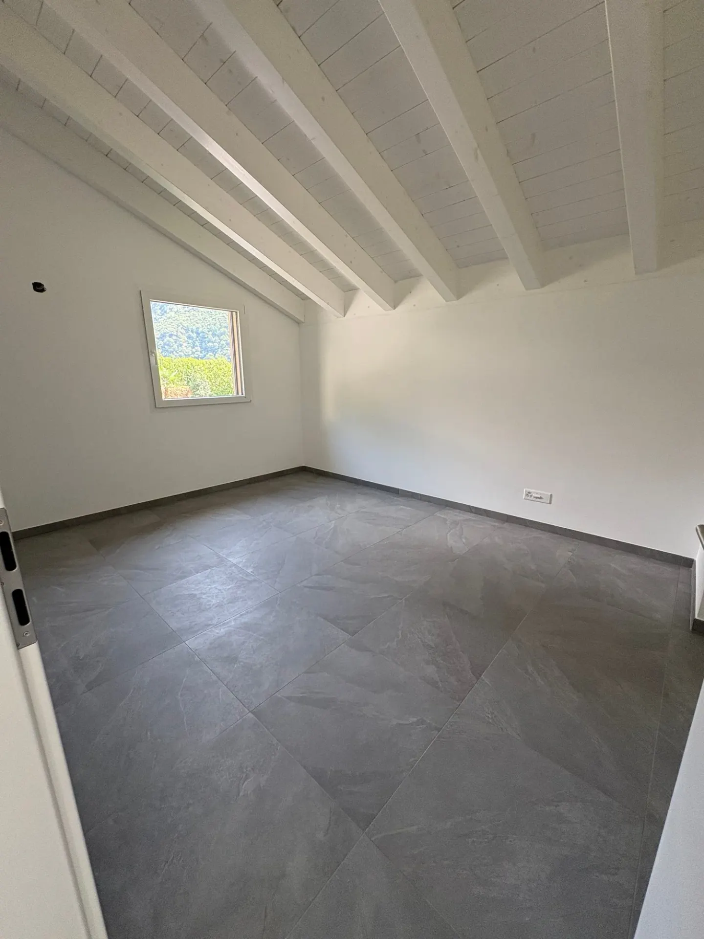 Modernes Dachgeschossapartment mit 4,5 Zimmern in Cama - sofort verfügbar - Foto 13 von 16