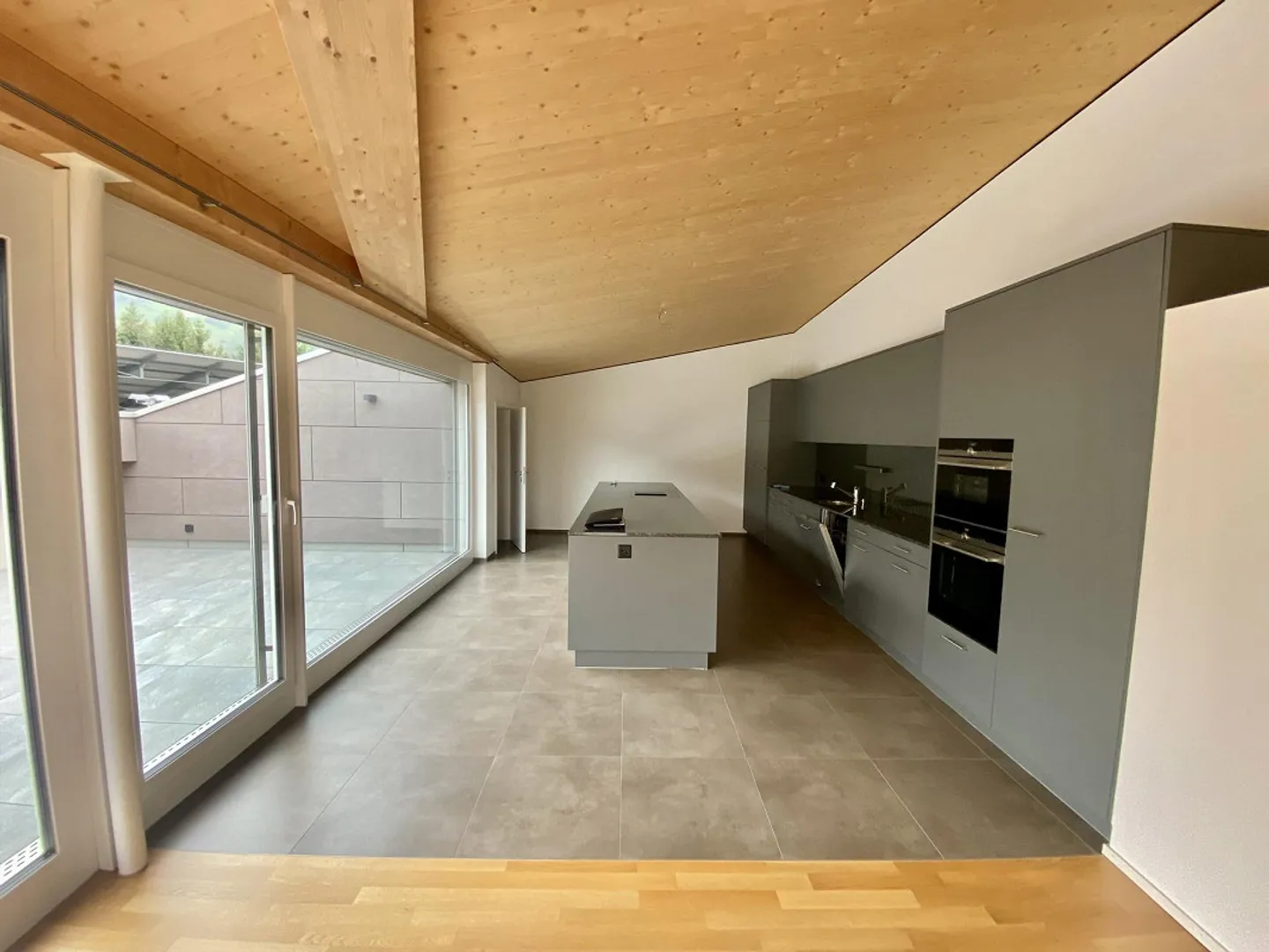 Modern 4.5-room penthouse with beautiful terrace - Photo 3 of 14